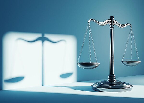 Streit ums Rezepturen-Taxieren: Erstattung einer Teilmenge oder der ganzen Packung ohne Retaxation? Balkenwaage mit zwei Schalen als Sinnbild für Rechtsprechung