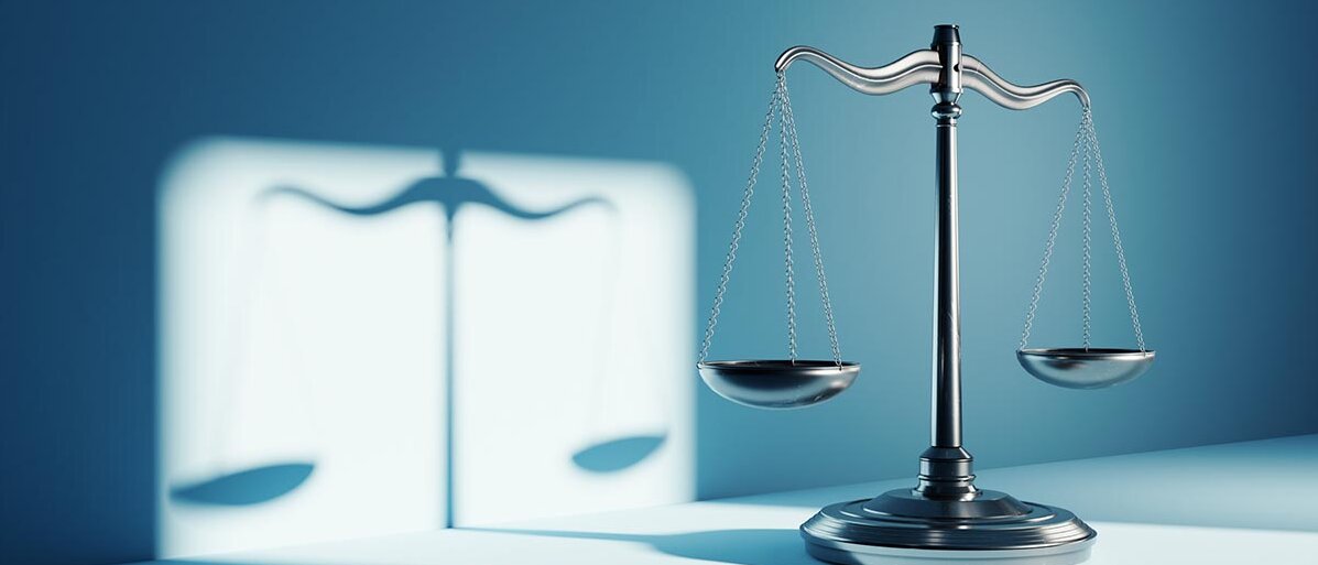 Streit ums Rezepturen-Taxieren: Erstattung einer Teilmenge oder der ganzen Packung ohne Retaxation? Balkenwaage mit zwei Schalen als Sinnbild für Rechtsprechung