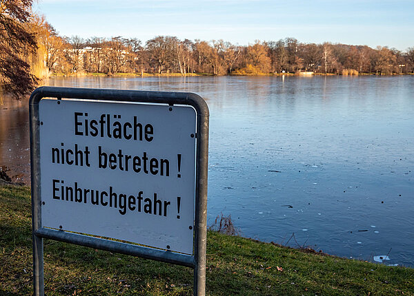 Schild Eisfläche nicht betreten! Einbruchgefahr! Steht vor einem See