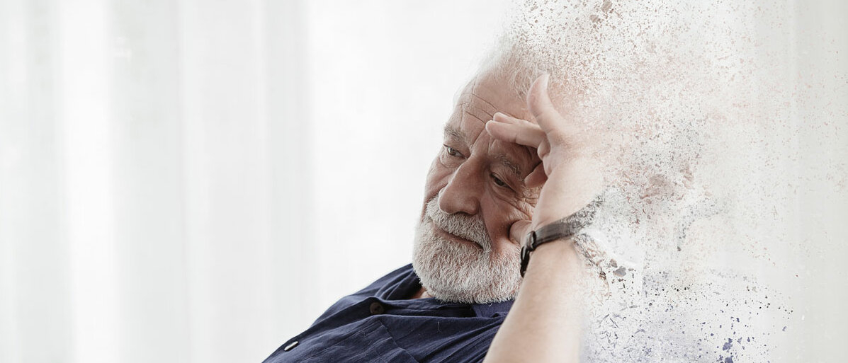 Ein Senior sitzt auf dem Sofa, seine Substanz löst sich vom Kopf her auf.