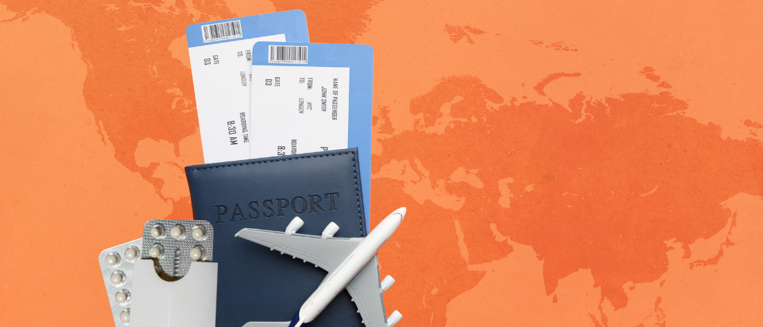 Verhütung im Urlaub Pillen-Blister, Flugtickets, Pass und Miniaturflugzeug auf orangefarbenem Hintergrund mit Weltkarte
