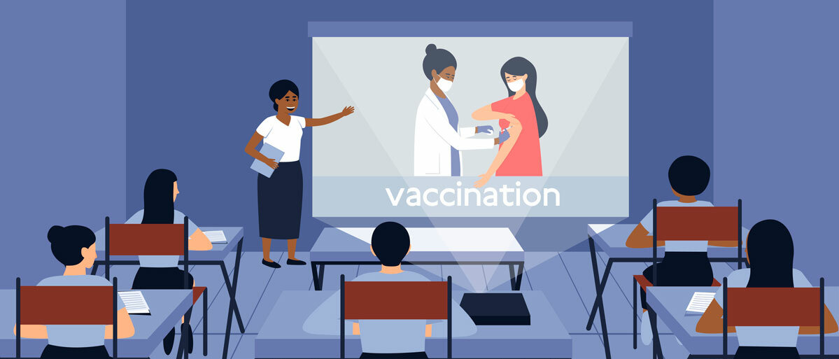 Eine Illustration zeigt fünf Personen in einem Klassenraum. Eine sechste Person hält vor einer Leinwand einen Vortrag. Auf der Leinwand steht "vaccination" und man sieht eine medizinisch gekleidete Frau, die einer anderen Frau eine Spritze in den Oberarm verabreicht.