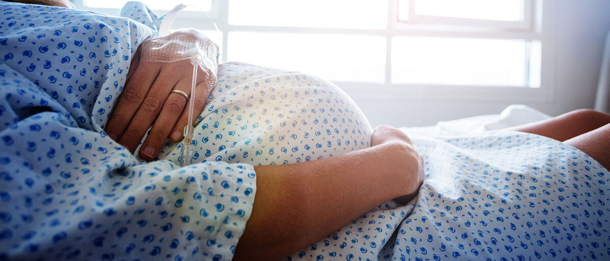 Schwangere Frau liegt im Krankenhaus