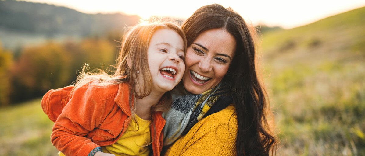 Ist man gesetzlich versichert, trägt die Krankenversicherung die Kosten für die Kur. Mutter und Tochter drücken sich in der Natur