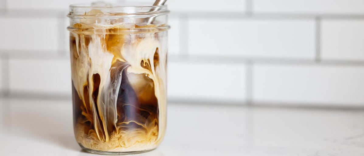 Cold Brew in einem Glas mit Metallstrohhalm