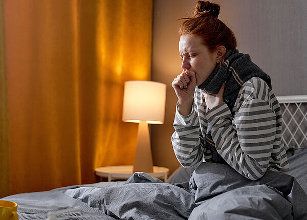 Postnasal-Drip-Syndrom Hustende Frau im Bett