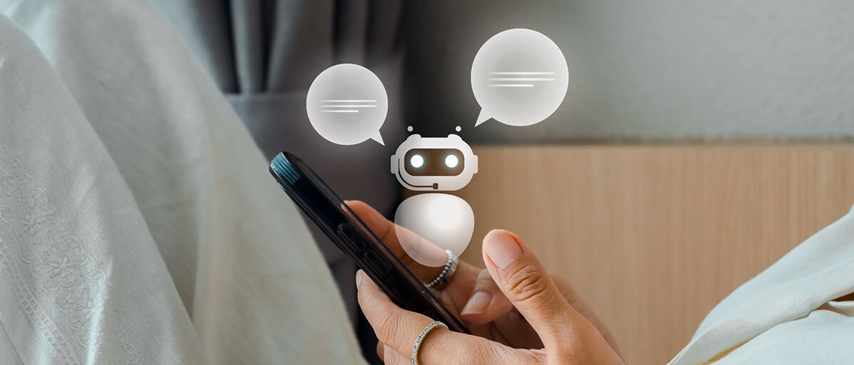 KI bei psychischen Problemen Frau mit Smartphone in der Hand, aus dem kleiner K-Chatbot steigt