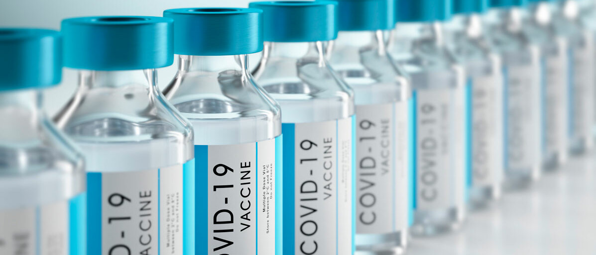 Mehrere Corona Impfflaschen