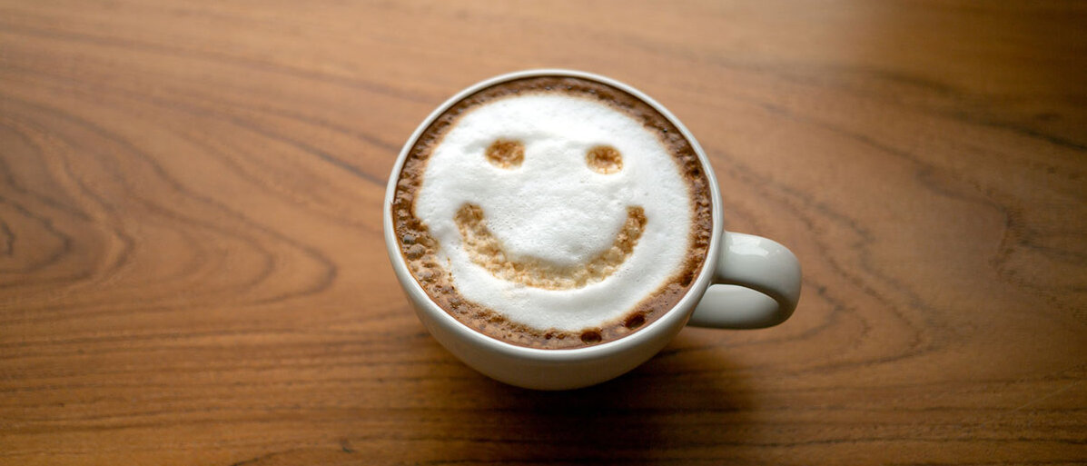 Kaffeetasse mit Smiley im Milchschaum