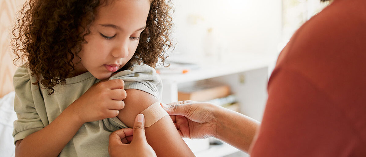 Grippeschutzimpfung für Kleinkinder Mädchen bekommt Pflaster nach Impfung