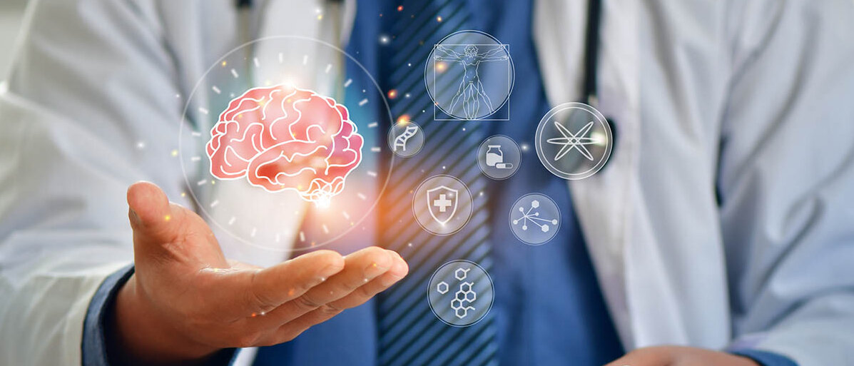 Alzheimer erkennen durch Biomarker im Blut Ein Arzt hält ein Notizbuch in der Hand. Über der offenen Handfläche schwebt ein illustriertes Gehirn, weitere Symbole im medizinischen Kontext sind daneben abgebildet. BU: Alzheimer-Bluttests sind erst zugelassen, wenn schon