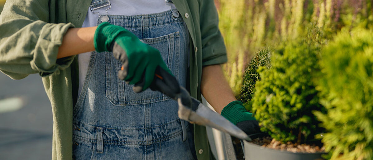 Afro-deutsche Frau bei der Gartenarbeit