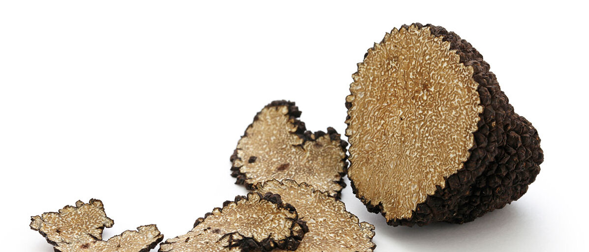 Trendfood Trüffel Nahaufnahme von geschnittenen frischen schwarzen Trüffel