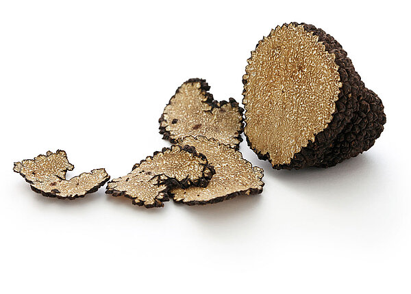 Nahaufnahme von geschnittenen frischen schwarzen Trüffel