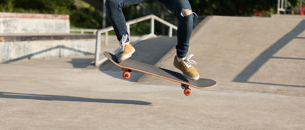 Person auf Skateboard. © lzf / iStock / Getty Images