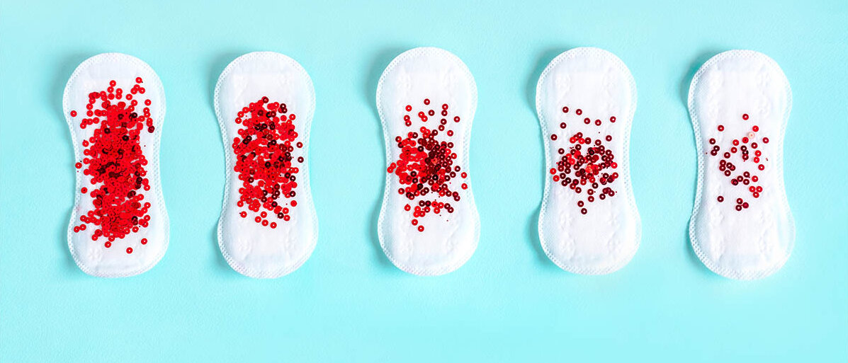 So gefährlich sind Energydrinks 5 Damenbinden, auf die unterschiedlich viele rote Pailletten gestreut wurden.