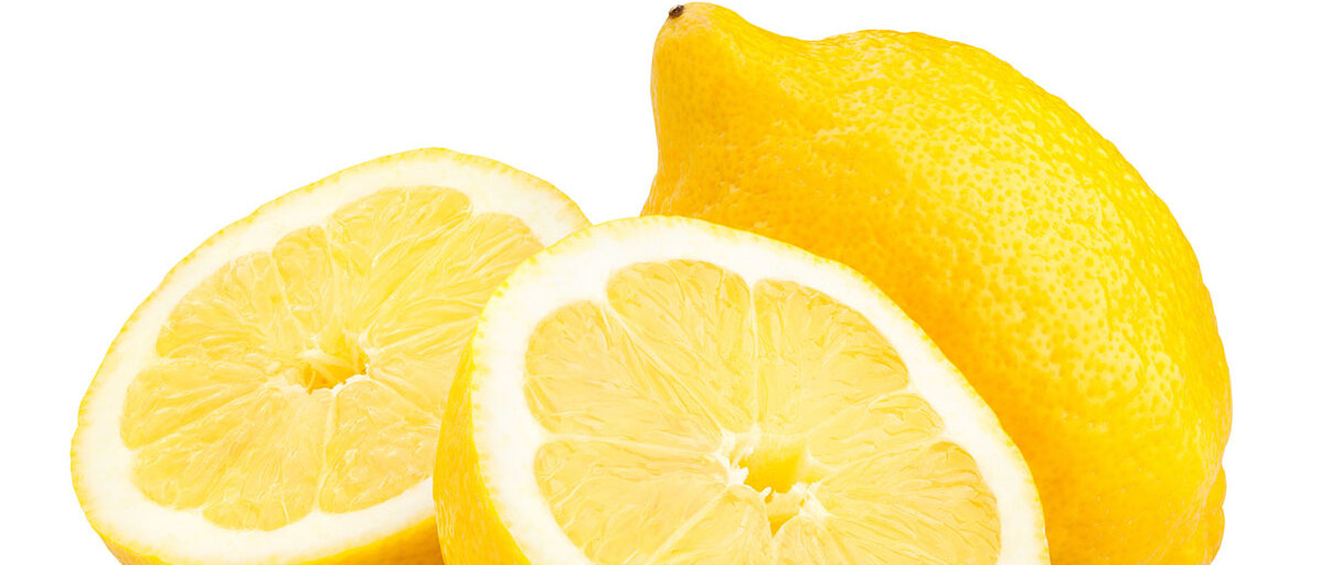 Zwei aufgeschnittene Zitronenhälften und dahinter liegt eine ganze Zitrone