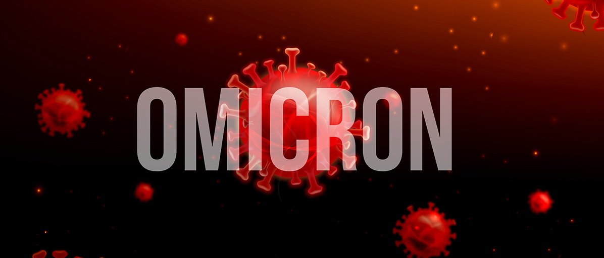 Ein Virusmodell mit großem Schriftzug: Omicron