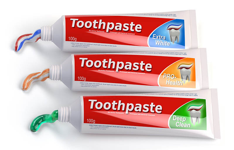 Drei Zahnpastatuben. Auf einer steht „Extra White“ und aus ihr quillt Zahnpasta hervor, auf der zweiten steht „“ und die Pasta ist, auf der dritten steht „“ und aus der Tube kommt Zannpasta.