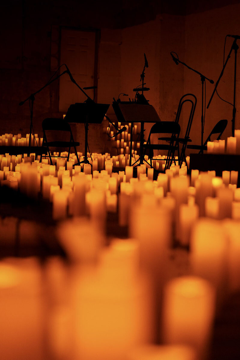 Kerzen vor leerer Bühne mit Instrumenten