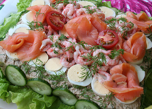 Brottorte mit Krabbenfüllung und Lachs- sowie Eitopping