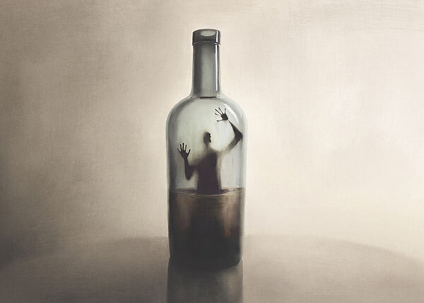 Eine Zeichnung einer dunklen Gestalt in einer halbleeren Weinflasche. Die Person ist gefangen und hat die Hände an das Glas der Flasche gelegt.
