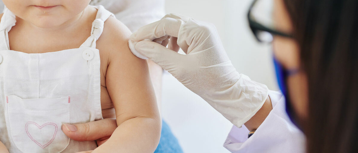 Kind bei Arzt für Impfung