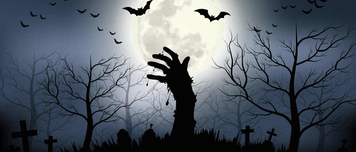 ein Friedhof bei Nacht, aus der Erde reckt sich eine Hand in Richtung Vollmond.