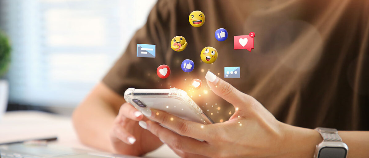 Frauen Finger tippen auf Smartphone herum und es erscheinen lauter Emoji