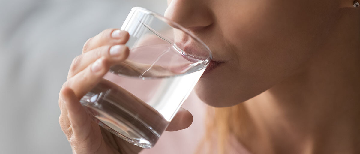 Frau trinkt Glas Wasser