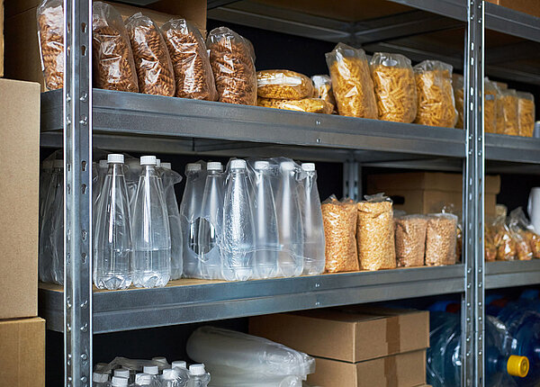 Lebensmittelvorrat anlegen Regal mit Lebensmittelvorräten wie Wasser und Nudeln