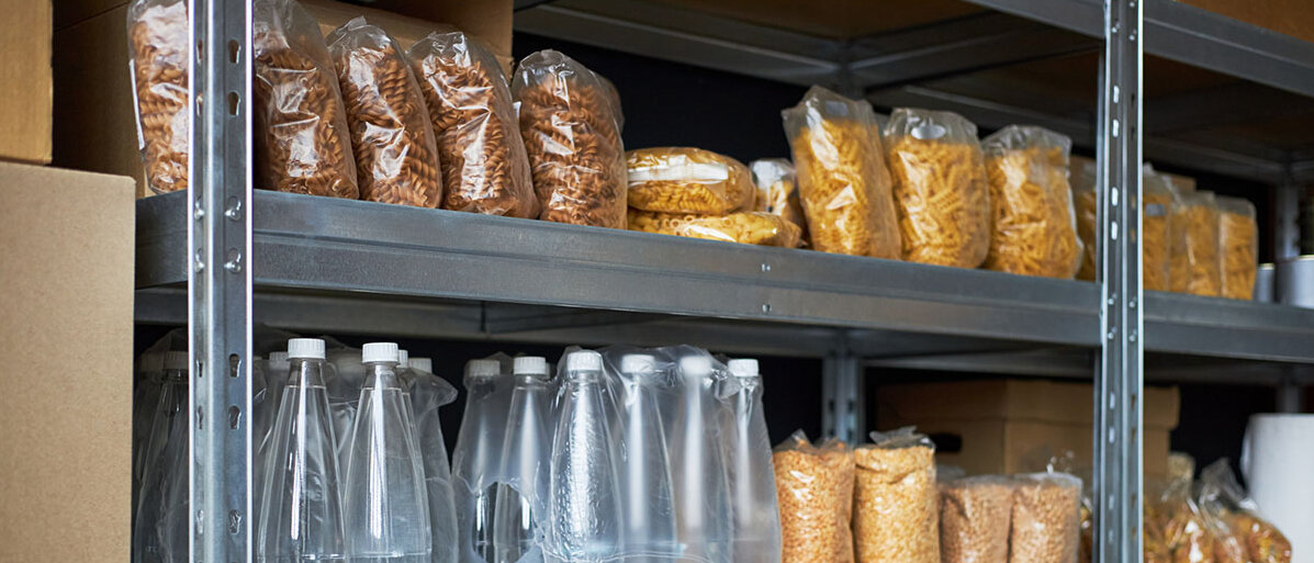 Regal mit Lebensmittelvorräten wie Wasser und Nudeln