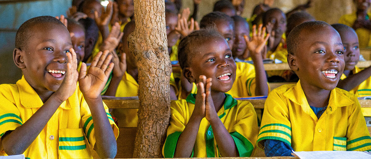 Schüler werden in Kamerun unter Bäumen unterrichtet
