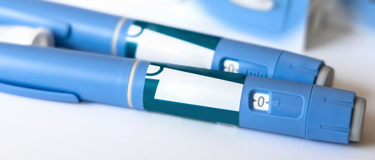 zwei blaue Unsulin Injektions-Pens liegen hintereinander