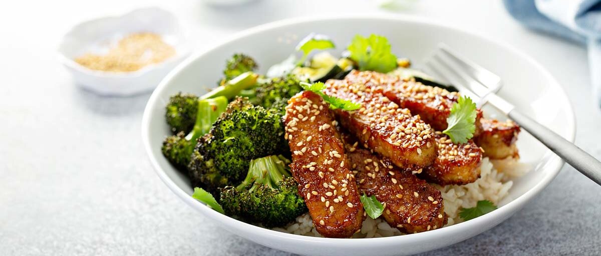 Tempeh-Pommes mit Brokkoli