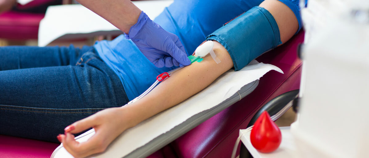 Frau bekommt Blut abgenommen vom Arzt