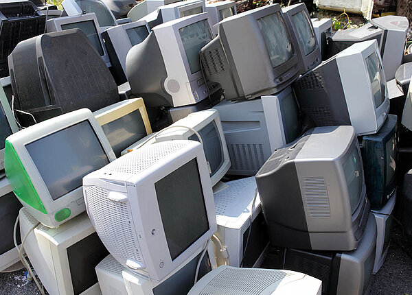 Elektroschrott in der Apotheke: Wie viele Elektrogeräte müssen Sie als Müll zurücknehmen? Gestapelte alte Computerbildschirme und Fernseher