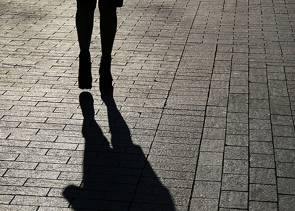 Schatten und Silhouette einer Frau bei Nacht 