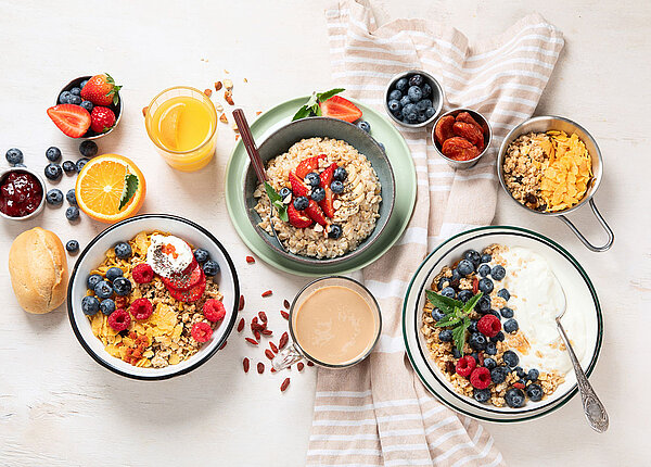 Zuckerfallen im Alltag vermeiden Frühstückstisch mit Müsli, Smoothie, Joghurt und Brötchen