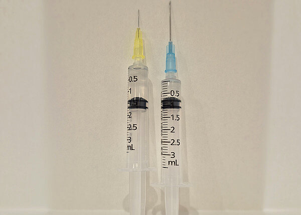 Mehrfachimpfungen belasten das Immunsystem nicht. Zwei Spritzen zum Impfen nebeneinander