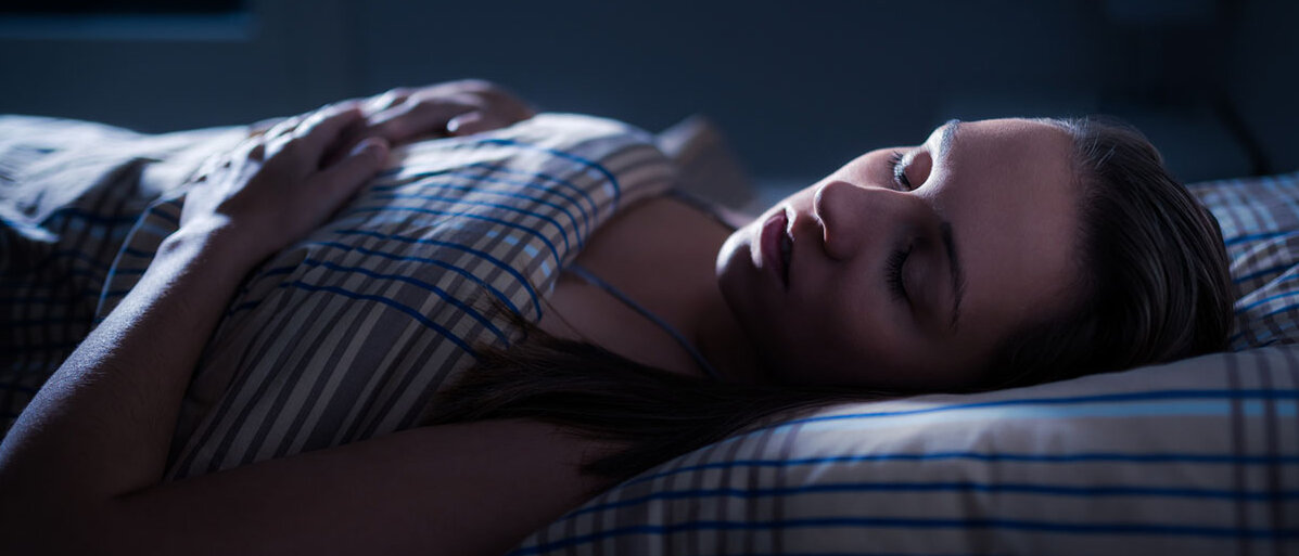 Wie Träumen funktioniert Schlafende Frau bei Nacht im Bett