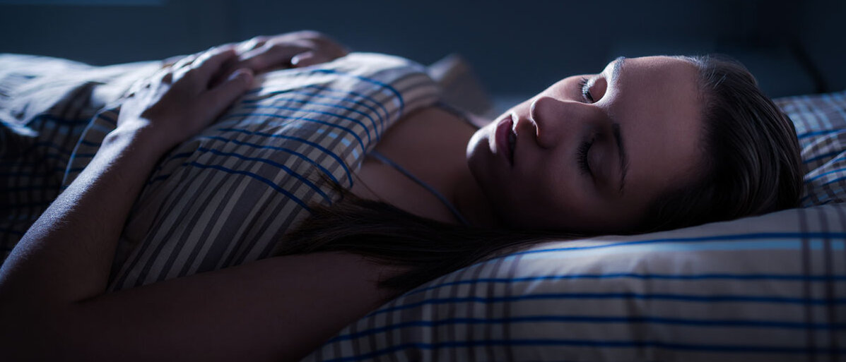 Traum-Arten Schlafende Frau bei Nacht im Bett