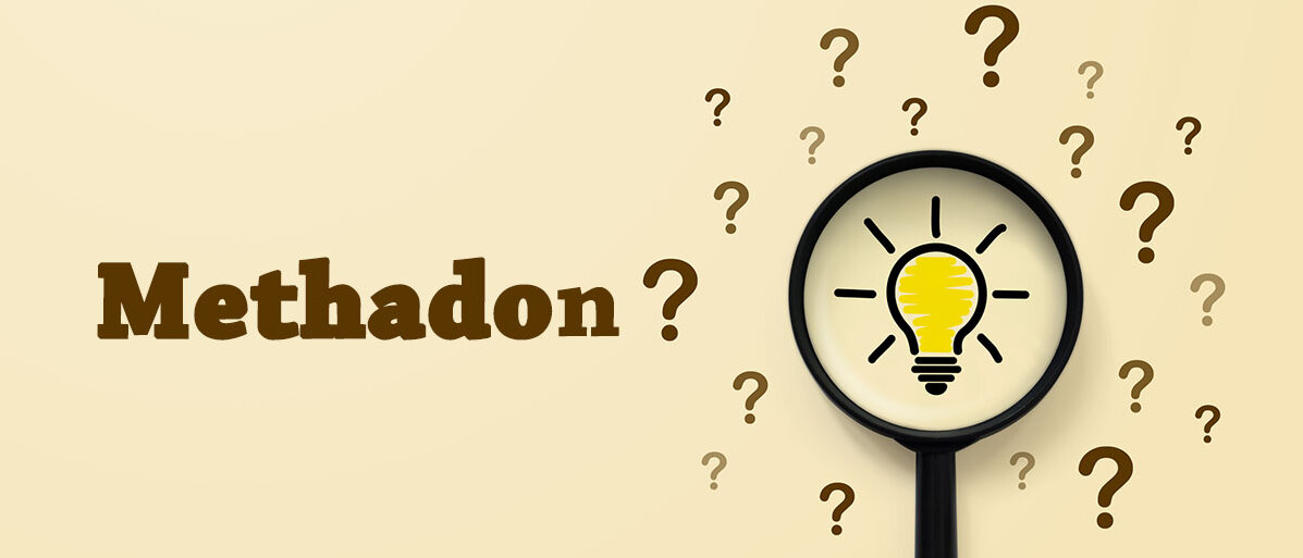 Schriftzug "Methadon", daneben viele Fragezeichen und eine Lupe, die auf eine Glühbirne gerichtet ist.
