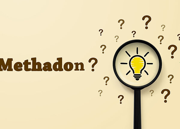 Schriftzug "Methadon", daneben viele Fragezeichen und eine Lupe, die auf eine Glühbirne gerichtet ist.