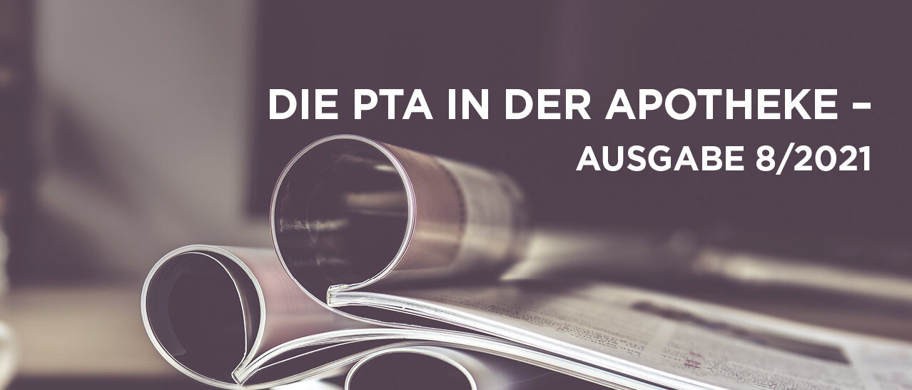Mehrere aufgeschlagene Ausgaben von DIE PTA IN DER APOTHEKE und der Schriftzug "DIE PTA IN DER APOTHEKE - Ausgabe 8/2021"