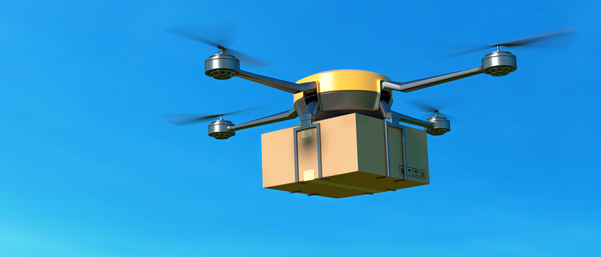 Drohne mit Päckchen auf blauem Himmel