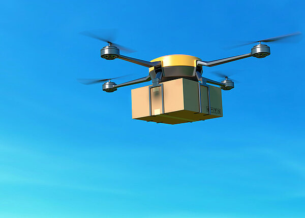 Medikamente vom Himmel Drohne mit Päckchen auf blauem Himmel