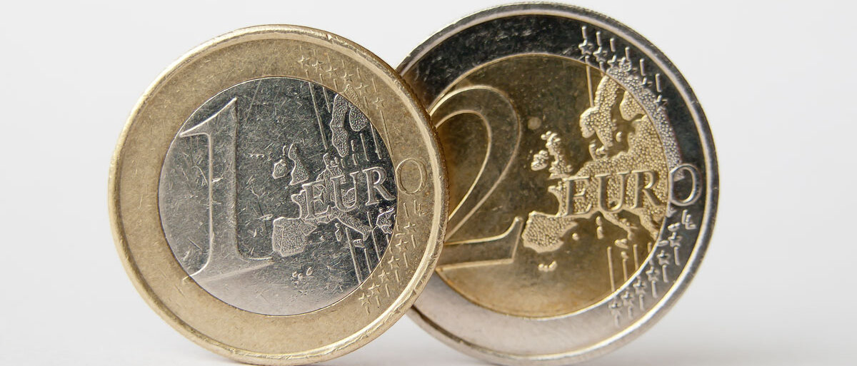 Eine Zwei- und eine Ein-Euro-Münze