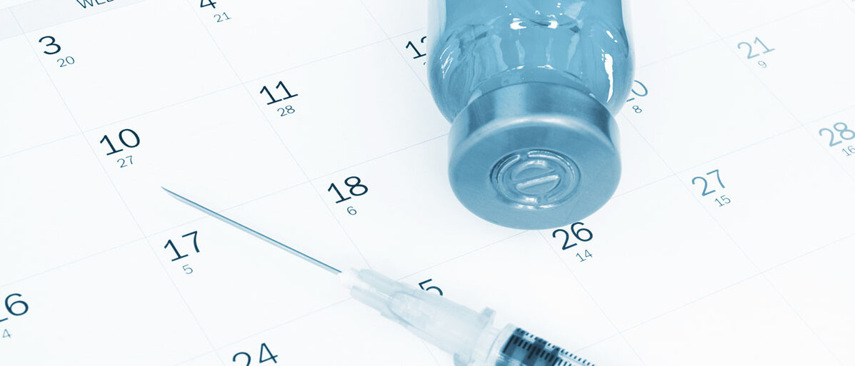 Stiko-Empfehlung bei Meningokokken-Impfung Impfstoff und Spritze im Kalender
