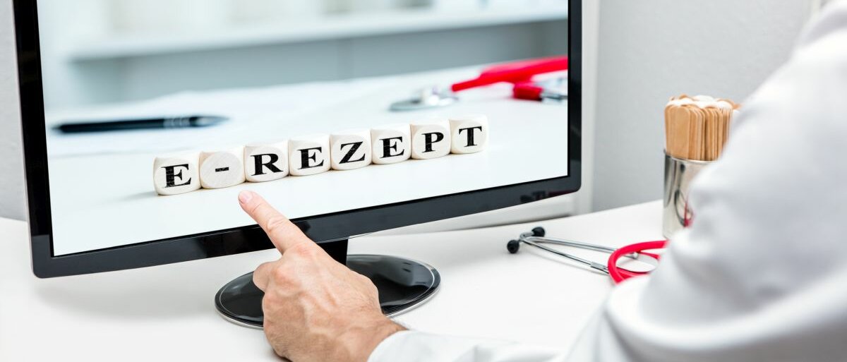 Das Wort "E-Rezept" aus Blöcken, das auf einem Computer-Bildschirm zu sehen ist.